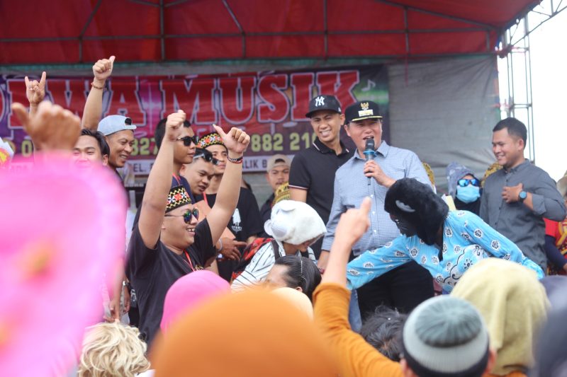 Pj. Bupati Lampung Barat, Nukman mengikuti perayaan Idul Fitri di Kelurahan Pasar Liwa, Kecamatan Balik Bukit, Kabupaten Lampung Barat, Provinsi Lampung dengan terlibat langsung dalam acara Sekura Cakak Buah pada Minggu (14/4/2024). Foto: Haeruel Abadi, Kabarindonesia.co