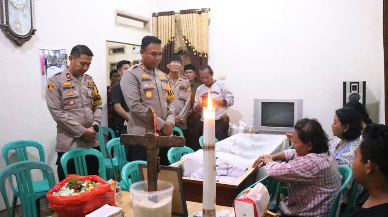 Kapolres Tulang Bawang, AKBP James H. Hutajulu melayat ke rumah duka Alm. Antonius Ripto Basuki yang meninggal dunia saat melaksanakan tugas. Foto: Andi Rahman, Kabarindonesia.co