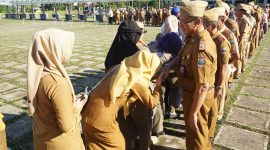 Pj. Sekdakab Pesibar, Jon Edwar memimpin apel pertama pasca Idul Fitri 1445 H di lingkungan Pemkab Pesibar pada Selasa (16/4/2024). Foto: Joni Irawan, Kabarindonesia.co