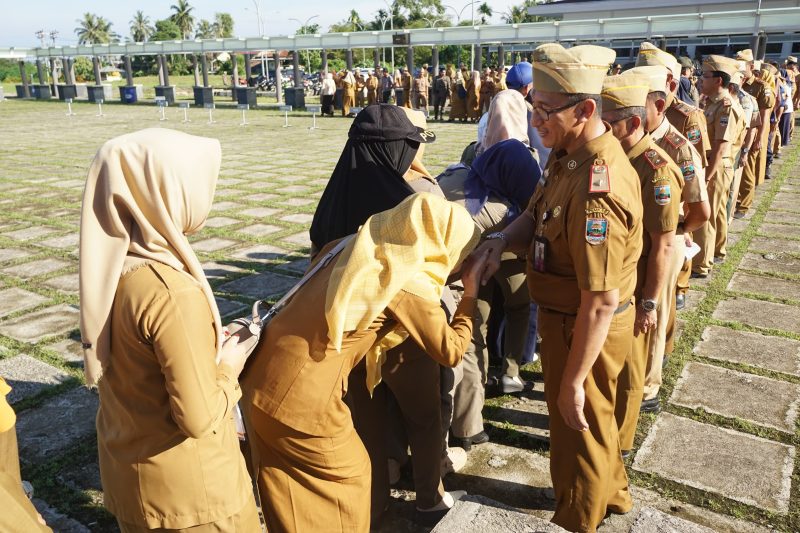 Pj. Sekdakab Pesibar, Jon Edwar memimpin apel pertama pasca Idul Fitri 1445 H di lingkungan Pemkab Pesibar pada Selasa (16/4/2024). Foto: Joni Irawan, Kabarindonesia.co