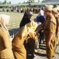 Pj. Sekdakab Pesibar, Jon Edwar memimpin apel pertama pasca Idul Fitri 1445 H di lingkungan Pemkab Pesibar pada Selasa (16/4/2024). Foto: Joni Irawan, Kabarindonesia.co