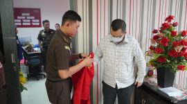 HZ, tersangka dugaan Tipikor Anggaran KONI Provinsi Sumatera Selatan tahun 2021 terlihat bersiap mengenakan rompi tahanan milik Kejati Sumsel pada Selasa (16/4/2024). Foto: Rizky Pratama Saputra, Kabarindonesia.co