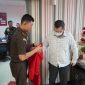 HZ, tersangka dugaan Tipikor Anggaran KONI Provinsi Sumatera Selatan tahun 2021 terlihat bersiap mengenakan rompi tahanan milik Kejati Sumsel pada Selasa (16/4/2024). Foto: Rizky Pratama Saputra, Kabarindonesia.co
