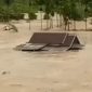 Salah satu rumah warga di Kabupaten Lebong, Provinsi Bengkulu yang terendam banjir bandang yang terjadi pada Selasa (16/4/2024). Tangkapan Layar: N. Sastro, Kabarindonesia.co