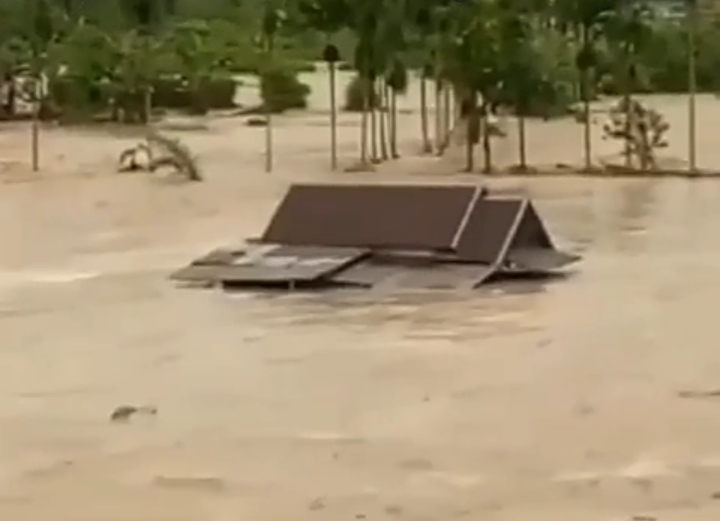Salah satu rumah warga di Kabupaten Lebong, Provinsi Bengkulu yang terendam banjir bandang yang terjadi pada Selasa (16/4/2024). Tangkapan Layar: N. Sastro, Kabarindonesia.co