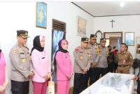 Kapolda Lampung, Irjenpol Helmi Santika didampingi Kapolres Lampung Utara, Teddy Rachesna melayat ke rumah duka salah satu Nakes yang meninggal dunia saat melaksanakan tugas dalam Operasi Ketupat Krakatau 2024 pada Selasa (16/4/2024). Foto: Mahpudin, Kabarindonesia.co