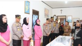 Kapolda Lampung, Irjenpol Helmi Santika didampingi Kapolres Lampung Utara, Teddy Rachesna melayat ke rumah duka salah satu Nakes yang meninggal dunia saat melaksanakan tugas dalam Operasi Ketupat Krakatau 2024 pada Selasa (16/4/2024). Foto: Mahpudin, Kabarindonesia.co