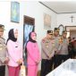 Kapolda Lampung, Irjenpol Helmi Santika didampingi Kapolres Lampung Utara, Teddy Rachesna melayat ke rumah duka salah satu Nakes yang meninggal dunia saat melaksanakan tugas dalam Operasi Ketupat Krakatau 2024 pada Selasa (16/4/2024). Foto: Mahpudin, Kabarindonesia.co
