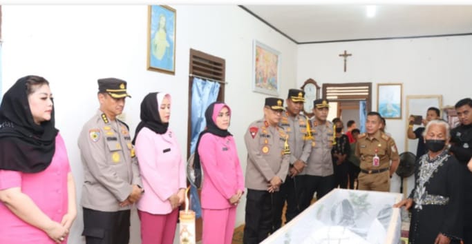 Kapolda Lampung, Irjenpol Helmi Santika didampingi Kapolres Lampung Utara, Teddy Rachesna melayat ke rumah duka salah satu Nakes yang meninggal dunia saat melaksanakan tugas dalam Operasi Ketupat Krakatau 2024 pada Selasa (16/4/2024). Foto: Mahpudin, Kabarindonesia.co