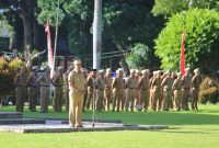 Pj. Bupati Lampung Barat, Nukman pimpin apel perdana pasca Idul Fitri 1445 H dengan tingkat kehadiran ASN 100%. Foto: Haeruel Abadi, Kabarindonesia.co