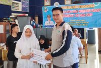 Peratin Pekon Pelita Jaya, Kecamatan Pesisir Selatan, Kabupaten Pesisir Barat, Provinsi Lampung bagikan beasiswa siswa bagi puluhan siswa berprestasi dan tidak mampu. Foto: Joni Irawan, Kabarindonesia.co