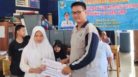 Peratin Pekon Pelita Jaya, Kecamatan Pesisir Selatan, Kabupaten Pesisir Barat, Provinsi Lampung bagikan beasiswa siswa bagi puluhan siswa berprestasi dan tidak mampu. Foto: Joni Irawan, Kabarindonesia.co