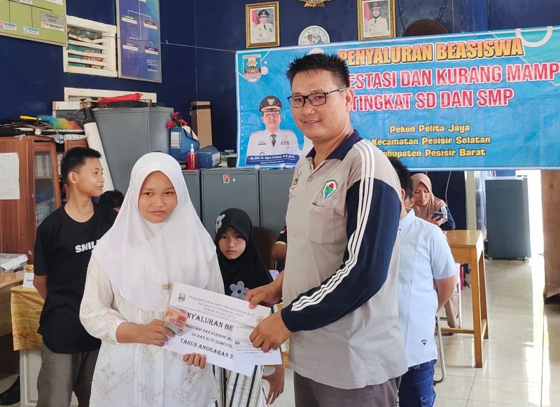 Peratin Pekon Pelita Jaya, Kecamatan Pesisir Selatan, Kabupaten Pesisir Barat, Provinsi Lampung bagikan beasiswa siswa bagi puluhan siswa berprestasi dan tidak mampu. Foto: Joni Irawan, Kabarindonesia.co