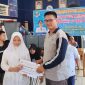 Peratin Pekon Pelita Jaya, Kecamatan Pesisir Selatan, Kabupaten Pesisir Barat, Provinsi Lampung bagikan beasiswa siswa bagi puluhan siswa berprestasi dan tidak mampu. Foto: Joni Irawan, Kabarindonesia.co