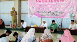 Bupati Lampung Timur, Dawam Rahardjo menghadiri halal bihalal Idul Fitri 1445 H di Desa Sribhawono, Kecamatan Bandar Sribhawono, Lampung Timur pada Jum'at (19/4/2024). Foto: Ali Mukmin, Kabarindonesia.co