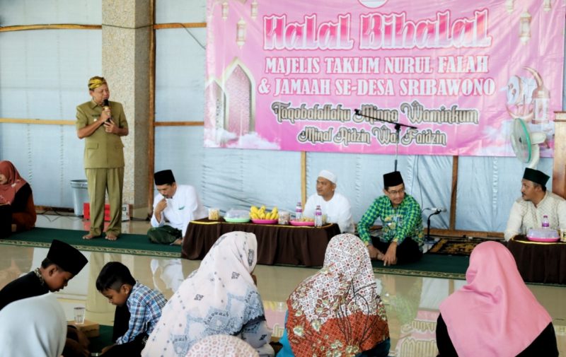 Bupati Lampung Timur, Dawam Rahardjo menghadiri halal bihalal Idul Fitri 1445 H di Desa Sribhawono, Kecamatan Bandar Sribhawono, Lampung Timur pada Jum'at (19/4/2024). Foto: Ali Mukmin, Kabarindonesia.co