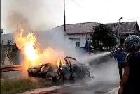 Petugas pemadam kebakaran Kabupaten Pesisir Barat sedang berusaha memadamkan api yang membakar 1 unit minibus di Pekon Menyancang, Kecamatan Karya Penggawa, Kabupaten Pesisir Barat, Provinsi Lampung pada Sabtu (20/4/2024). Foto: Joni Irawan, Kabarindonesia.co