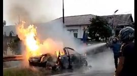 Petugas pemadam kebakaran Kabupaten Pesisir Barat sedang berusaha memadamkan api yang membakar 1 unit minibus di Pekon Menyancang, Kecamatan Karya Penggawa, Kabupaten Pesisir Barat, Provinsi Lampung pada Sabtu (20/4/2024). Foto: Joni Irawan, Kabarindonesia.co