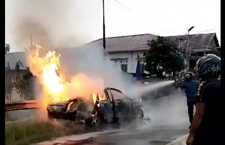 Petugas pemadam kebakaran Kabupaten Pesisir Barat sedang berusaha memadamkan api yang membakar 1 unit minibus di Pekon Menyancang, Kecamatan Karya Penggawa, Kabupaten Pesisir Barat, Provinsi Lampung pada Sabtu (20/4/2024). Foto: Joni Irawan, Kabarindonesia.co