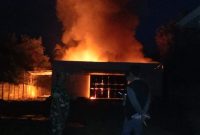 Gudang sembako milik PT. Wi Rika Cipta di Kecamatan Pekalongan, Lampung Timur terbakar pada Sabtu (20/04/2024). Foto: Ali Mukmin, Kabarindonesia.co