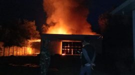 Gudang sembako milik PT. Wi Rika Cipta di Kecamatan Pekalongan, Lampung Timur terbakar pada Sabtu (20/04/2024). Foto: Ali Mukmin, Kabarindonesia.co
