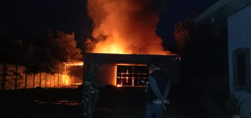 Gudang sembako milik PT. Wi Rika Cipta di Kecamatan Pekalongan, Lampung Timur terbakar pada Sabtu (20/04/2024). Foto: Ali Mukmin, Kabarindonesia.co