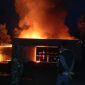 Gudang sembako milik PT. Wi Rika Cipta di Kecamatan Pekalongan, Lampung Timur terbakar pada Sabtu (20/04/2024). Foto: Ali Mukmin, Kabarindonesia.co