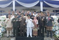 Wakil Bupati Pesisir Barat, Lampung, Zulqoini Syarif berfoto bersama Muspida dalam rangka HUT Ke-11 Kabupaten Pesisir Barat pada Selasa (23/4/2024). Foto: Joni Irawan, Kabarindonesia.co