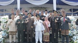 Wakil Bupati Pesisir Barat, Lampung, Zulqoini Syarif berfoto bersama Muspida dalam rangka HUT Ke-11 Kabupaten Pesisir Barat pada Selasa (23/4/2024). Foto: Joni Irawan, Kabarindonesia.co