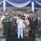 Wakil Bupati Pesisir Barat, Lampung, Zulqoini Syarif berfoto bersama Muspida dalam rangka HUT Ke-11 Kabupaten Pesisir Barat pada Selasa (23/4/2024). Foto: Joni Irawan, Kabarindonesia.co
