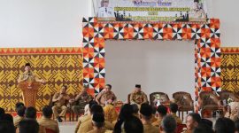 Pj. Bupati Lampung Barat, Nukman memberikan sambutan dalam halal bihalal yang dilakukan Dinas Pendidikan dan Kebudayaan Kabupaten Lampung Barat pada Senin (22/4/2024). Foto: Haeruel Abadi, Kabarindonesia.co