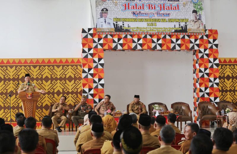 Pj. Bupati Lampung Barat, Nukman memberikan sambutan dalam halal bihalal yang dilakukan Dinas Pendidikan dan Kebudayaan Kabupaten Lampung Barat pada Senin (22/4/2024). Foto: Haeruel Abadi, Kabarindonesia.co