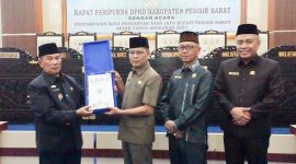 Wakil Bupati Pesisir Barat, Provinsi Lampung, Zulqoini Syarif menghadiri Rapat Paripurna LKPJ Pemkab Pesisir Barat pada Rabu (24/4/2024). Foto: Joni Irawan, Kabarindonesia.co