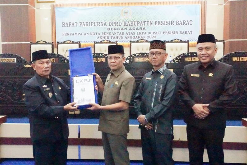 Wakil Bupati Pesisir Barat, Provinsi Lampung, Zulqoini Syarif menghadiri Rapat Paripurna LKPJ Pemkab Pesisir Barat pada Rabu (24/4/2024). Foto: Joni Irawan, Kabarindonesia.co