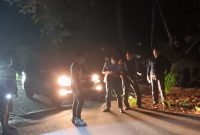 Polres Pesibar, Polda Lampung tengah cek TKP dugaan korban begal yang viral di TikTok. Foto: Joni Irawan, Kabarindonesia.co