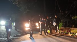 Polres Pesibar, Polda Lampung tengah cek TKP dugaan korban begal yang viral di TikTok. Foto: Joni Irawan, Kabarindonesia.co