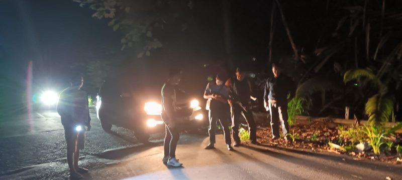 Polres Pesibar, Polda Lampung tengah cek TKP dugaan korban begal yang viral di TikTok. Foto: Joni Irawan, Kabarindonesia.co