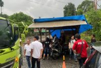 Petugas Polres Lampung Utara sedang melakukan pengecekan terhadap dugaan pungli di Jalinsum pada Kamis (25/4/2024). Foto: Mahpudin, Kabarindonesia.co