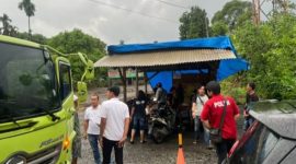 Petugas Polres Lampung Utara sedang melakukan pengecekan terhadap dugaan pungli di Jalinsum pada Kamis (25/4/2024). Foto: Mahpudin, Kabarindonesia.co