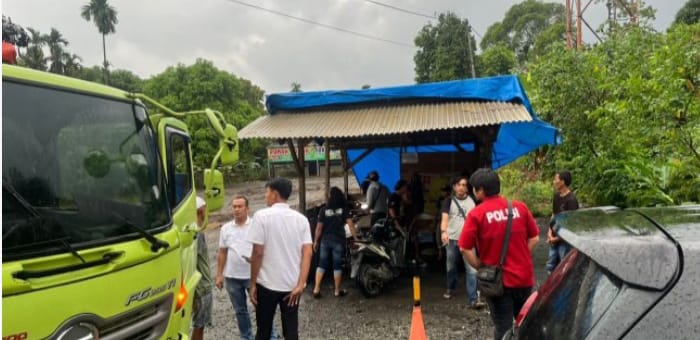 Petugas Polres Lampung Utara sedang melakukan pengecekan terhadap dugaan pungli di Jalinsum pada Kamis (25/4/2024). Foto: Mahpudin, Kabarindonesia.co