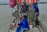 Beberapa nelayan Lampung Timur sedang duduk di perahu mereka. Foto: Ali Mukmin, Kabarindonesia.co
