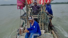 Beberapa nelayan Lampung Timur sedang duduk di perahu mereka. Foto: Ali Mukmin, Kabarindonesia.co