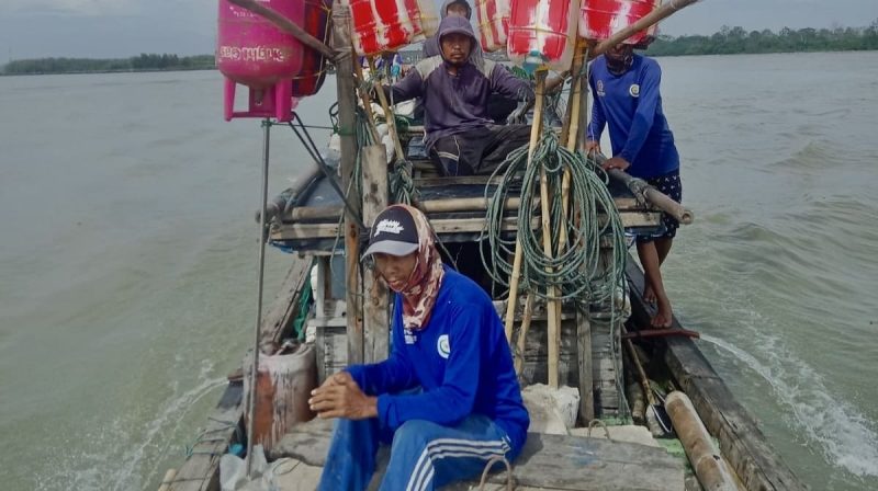 Beberapa nelayan Lampung Timur sedang duduk di perahu mereka. Foto: Ali Mukmin, Kabarindonesia.co
