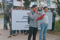 Aliansi Masyarakat Untuk Keadilan (AMUK) lakukan aksi massa tindak tegas caleg bermasalah pada Pemilu 2024 lalu. Foto: RPS, Kabarindonesia.co