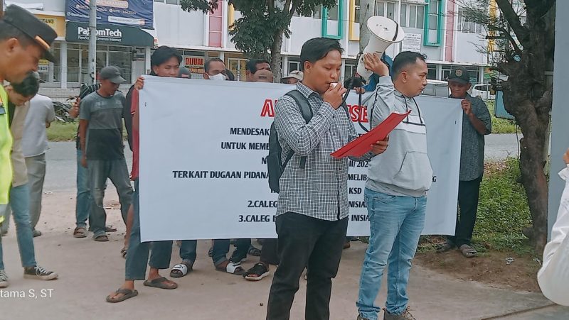 Aliansi Masyarakat Untuk Keadilan (AMUK) lakukan aksi massa tindak tegas caleg bermasalah pada Pemilu 2024 lalu. Foto: RPS, Kabarindonesia.co