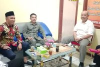 Ketua DPC PDI Perjuangan Lampung Barat, Parosil Mabsus bersama Wakapolres Lampung Barat, Kompol Zaini Dahlan melakukan silaturahmi dalam rangka permohonan pengamanan panen raya kopi di Lampung Barat di Mapolres setempat pada Senin (29/4/2024). Foto: Haeruel Abadi, Kabarindonesia.co