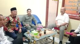 Ketua DPC PDI Perjuangan Lampung Barat, Parosil Mabsus bersama Wakapolres Lampung Barat, Kompol Zaini Dahlan melakukan silaturahmi dalam rangka permohonan pengamanan panen raya kopi di Lampung Barat di Mapolres setempat pada Senin (29/4/2024). Foto: Haeruel Abadi, Kabarindonesia.co