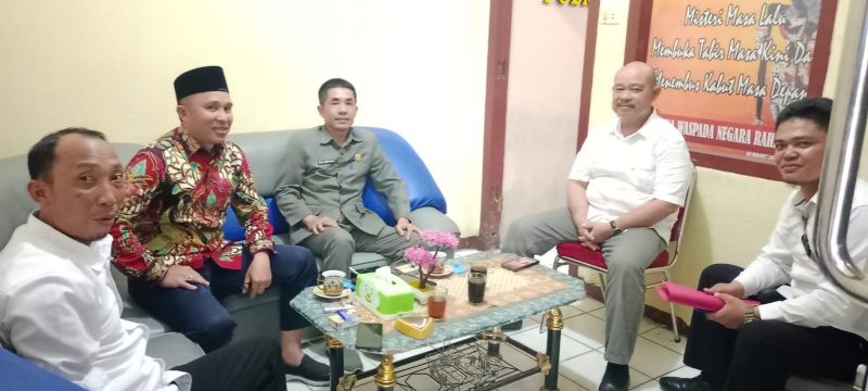 Ketua DPC PDI Perjuangan Lampung Barat, Parosil Mabsus bersama Wakapolres Lampung Barat, Kompol Zaini Dahlan melakukan silaturahmi dalam rangka permohonan pengamanan panen raya kopi di Lampung Barat di Mapolres setempat pada Senin (29/4/2024). Foto: Haeruel Abadi, Kabarindonesia.co