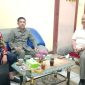 Ketua DPC PDI Perjuangan Lampung Barat, Parosil Mabsus bersama Wakapolres Lampung Barat, Kompol Zaini Dahlan melakukan silaturahmi dalam rangka permohonan pengamanan panen raya kopi di Lampung Barat di Mapolres setempat pada Senin (29/4/2024). Foto: Haeruel Abadi, Kabarindonesia.co