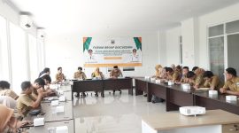 Staf Ahli Kabupaten Pesisir Barat, Yurni Dewi pimpin FGD I KLHS Penyusunan RPJMD pada Selasa (30/4/3024). Foto: Joni Irawan, Kabarindonesia.co